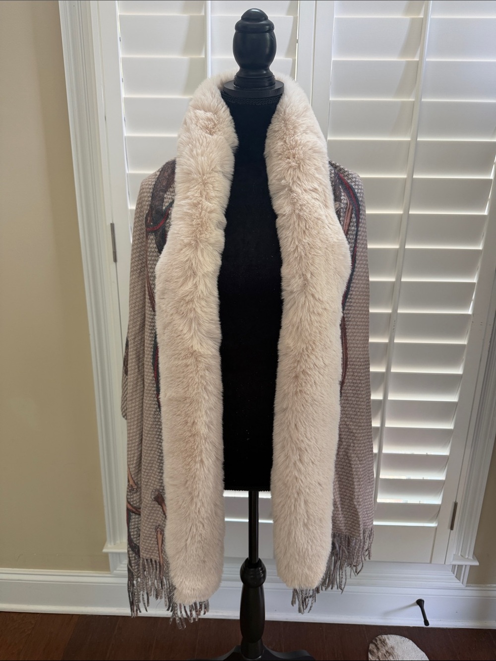 La Fiorentina Gray and Cream Leopard Faux Fur Scarf